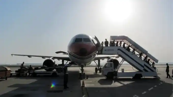Flugzeug mit Gangway auf dem Rollfeld