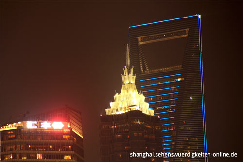 SWFC bei Nacht hinter Jin Mao Tower